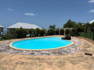 Bazén v ubytování Zabana Lodge, dans un jardin tropical avec piscine nebo v jeho okolí