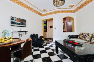 uma sala de estar com um sofá e uma mesa em résidence qarya syahia private roof terrasse em Marraquexe