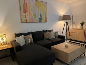 Posezení v ubytování Zabana Lodge, dans un jardin tropical avec piscine