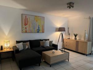 Posezení v ubytování Zabana Lodge, dans un jardin tropical avec piscine