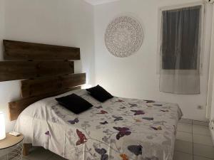 Postel nebo postele na pokoji v ubytování Zabana Lodge, dans un jardin tropical avec piscine