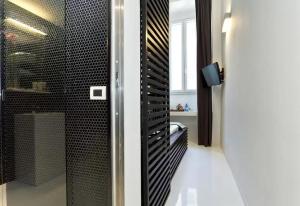 a room with a glass door with a wine rack at Navona Stay in Rome