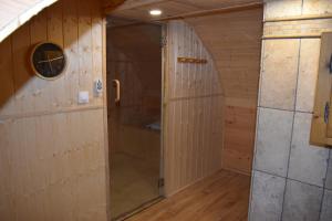 sauna in legno con doccia in camera di LA DEMEURE DE LA JUINE a Morigny-Champigny Altre 24 foto
