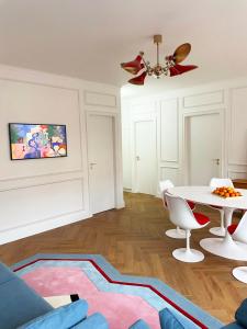 a living room with a table and chairs and a rug at Appartement luxueux hyper centre de Strasbourg in Strasbourg