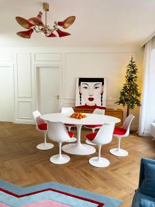 a living room with a white table and chairs at Appartement luxueux hyper centre de Strasbourg in Strasbourg
