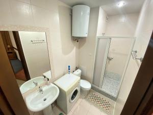 W łazience znajduje się umywalka, toaleta i prysznic. w obiekcie White New Apartments Ultracentral 2-rooms in the Heart Chisinau w Kiszyniowie