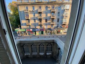 widok z okna budynku w obiekcie White New Apartments Ultracentral 2-rooms in the Heart Chisinau w Kiszyniowie