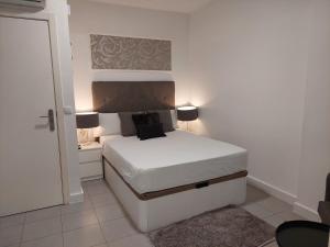 Postel nebo postele na pokoji v ubytování Apartamentos Rous - Solo adultos