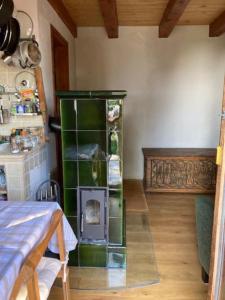 a room with a green glass cabinet with a stove at Planinska kuća na Velebitu, s pogledom na more in Veliki Alan