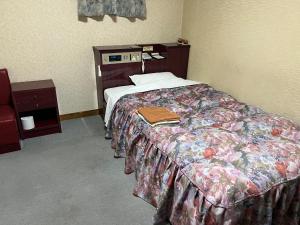 een bed in een hotelkamer met een bed sidx sidx sidx bij Hotel Bayside Mihara - Vacation STAY 00520v in Mihara