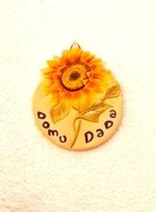 SantʼAndreaにあるDomu Dadaの黄色い花の札