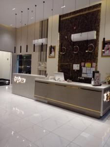 a lobby with a reception desk in a building at تربل وان للشقق المخدومة in Ruqaiqah