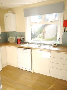 una cocina con fregadero y ventana en Springfield, en Dalbeattie 16 fotos más