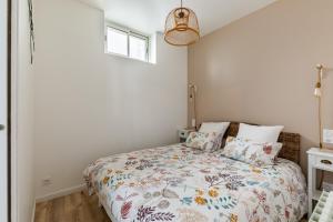 - une chambre avec un lit et une fenêtre dans l'établissement La Petite Cordonnerie, à Honfleur