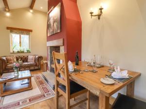 een eetkamer met een tafel en een bank bij Ash Cottage in Skipton