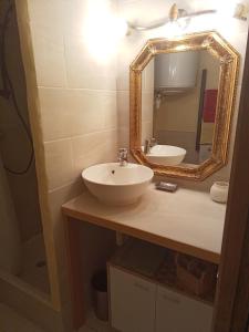 La salle de bains est pourvue d'un lavabo et d'un miroir. dans l'établissement cimes d'or, aux Contamines-Montjoie
