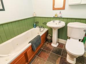 Bilik mandi di Pauls Fold Holiday Cottage +11 gambar