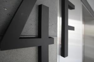 una sombra de una cruz en una pared en K-POP Hotel Seoul Tower, en Seúl 16 fotos más