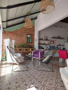 salon z krzesłami i ceglaną ścianą w obiekcie Aristobulo w BuenosAires