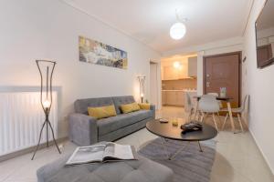 Uma área de estar em Colourful Artistic apart 100mbps center of Athens