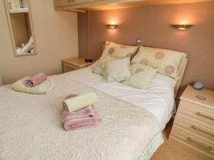 Un dormitorio con una cama grande con toallas. en Mallard Lodge, en Carnforth