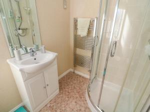 un baño con lavabo y ducha en Mallard Lodge, en Carnforth 10 fotos más