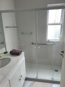 baño con ducha y puerta de cristal en Charmoso apartamento no melhor ponto de Ipanema, en Río de Janeiro