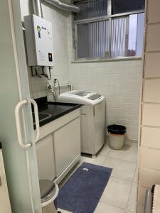 uma pequena cozinha com um lavatório e um lavatório em Charmoso apartamento no melhor ponto de Ipanema no Rio de Janeiro