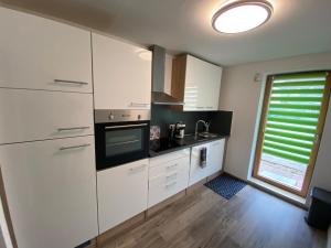 Η κουζίνα ή μικρή κουζίνα στο Ferienhaus Hoti