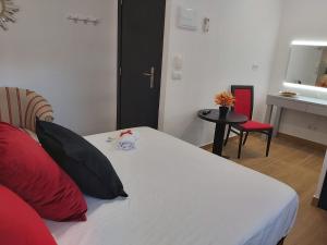 Postel nebo postele na pokoji v ubytování Apartamentos Rous - Solo adultos