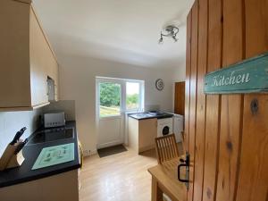 Köök või kööginurk majutusasutuses Idyllic Whitby Cottage, with sea views, sleeps 6