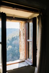 een open raam in een kamer met uitzicht bij Opera Suites - Le notti bianche in Calcata
