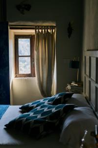 um quarto com uma cama e uma janela em Opera Suites - Le notti bianche em Calcata