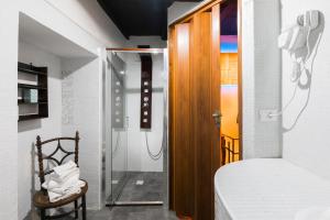 um quarto com uma cama e uma porta de vidro em Opera Suites - Le notti bianche em Calcata