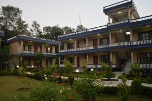 Garður fyrir utan Chitwan Village Resort