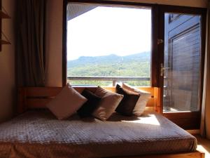 Schlafzimmer mit einem Bett und einem großen Fenster in der Unterkunft Appartement Vallouise, 1 pièce, 4 personnes - FR-1-330G-126 in Puy-Saint-Vincent