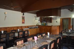 Setustofa eða bar á Chitwan Village Resort