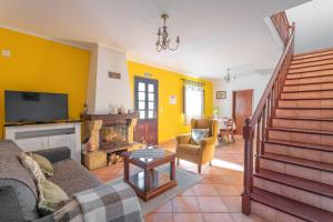 ein Wohnzimmer mit Couch und Kamin in der Unterkunft Cantinho Rural in Camacha