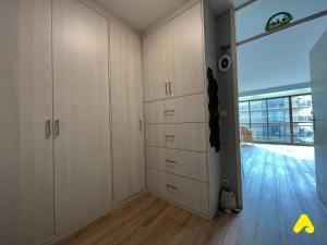 Habitación con armarios blancos y ventana. en Westhinder 605, en De Panne