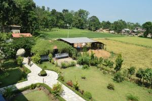 Garður fyrir utan Chitwan Village Resort