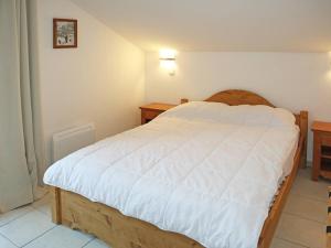 1 dormitorio con 1 cama con colcha blanca en Appartement Les Orres, 4 pièces, 8 personnes - FR-1-322-417 en Les Orres