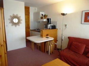 une petite cuisine avec une table et un canapé dans l'établissement Studio Arette, 1 pièce, 4 personnes - FR-1-602-32, à Arette