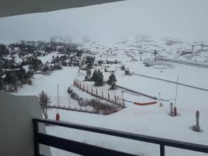 a view of a ski slope in the snow at Studio Arette, 1 pièce, 4 personnes - FR-1-602-32 in Arette