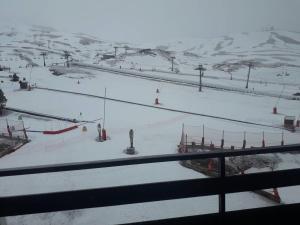 a snow covered ski slope with a ski lift at Studio 4 pers avec balcon sur les pistes, parking gratuit, casier à skis et kitchenette aménagée - FR-1-602-32 in Arette +4 photos