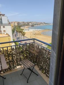 balcón con banco y vistas a la playa en Il Girasole, en Crotone