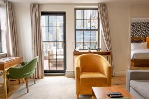 - un salon avec un lit et un canapé dans l'établissement Hotel Scherman, à New York