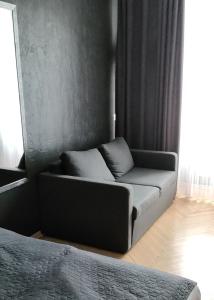 salon z kanapą i łóżkiem w obiekcie Ehostel360 w Iwano-Frankiwsku