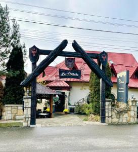 una puerta frente a un edificio en Pensiunea La Cetate, en Tîrgu Neamţ