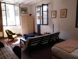 トゥールにあるBlanqui Loftのベッドルーム1室(ベッド1台、椅子、窓付)