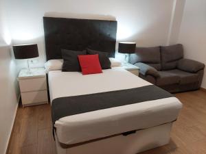 Postel nebo postele na pokoji v ubytování Apartamentos Rous - Solo adultos